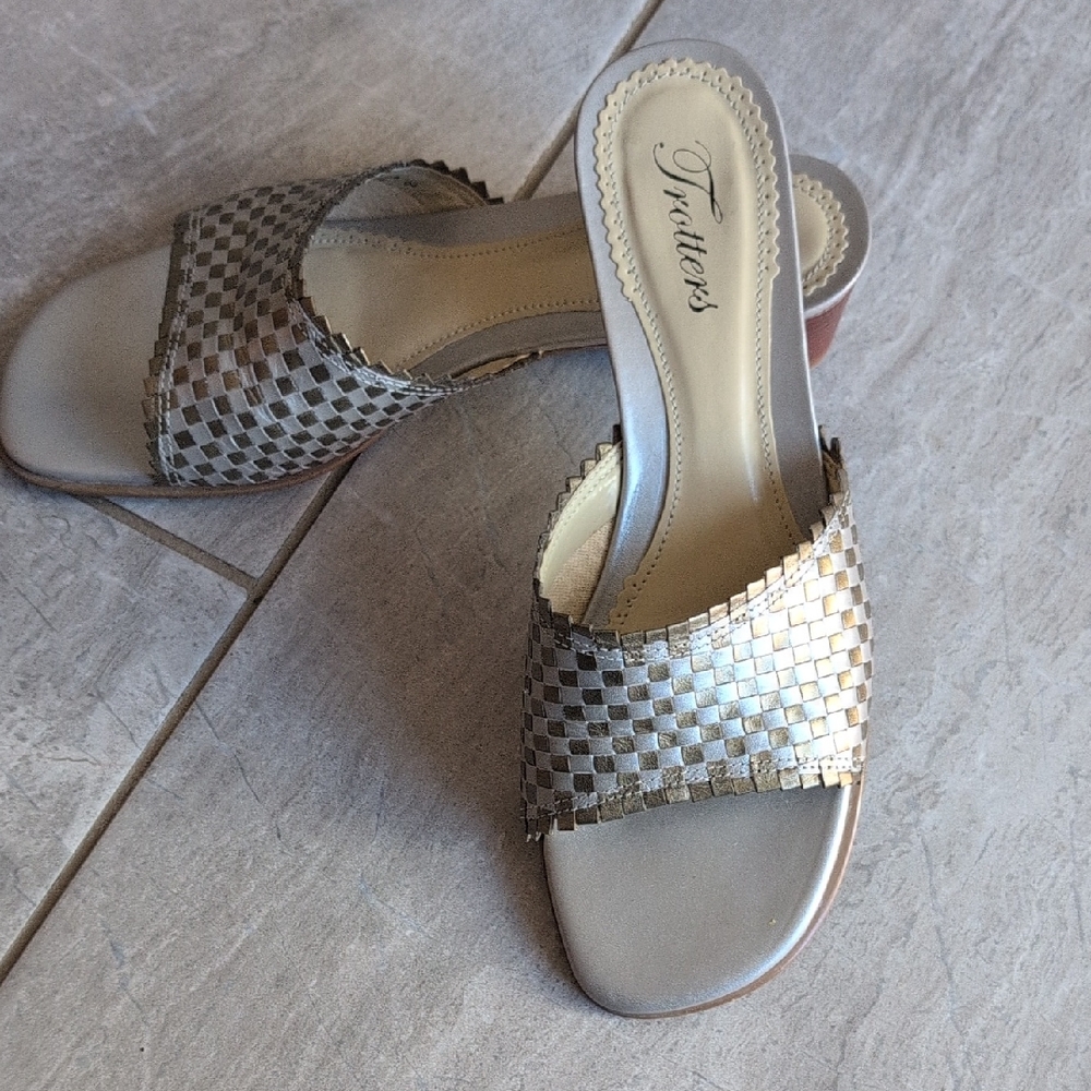 Trotters Women's Metallic Woven Mules